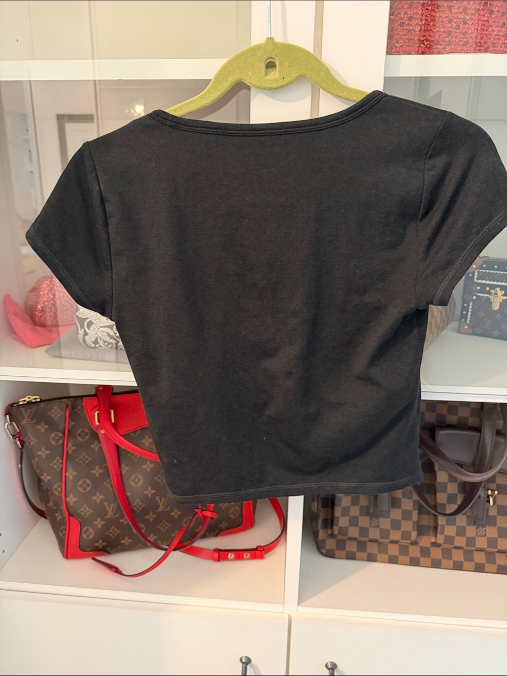 Vuori Black Scoop Neck Crop Tee - Picture 3 of 6